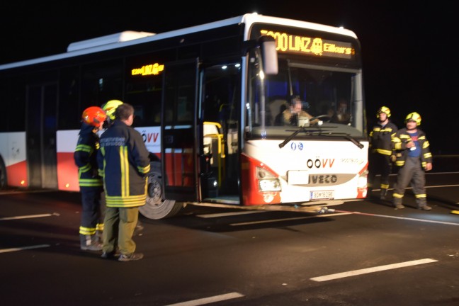 Verkehrsunfall mit Linienbus im Baustellenbereich der Aschacher Straße bei Feldkirchen an der Donau