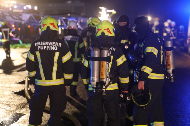 Sieben Feuerwehren bei Brand in einem Unternehmen in Eferding im Einsatz