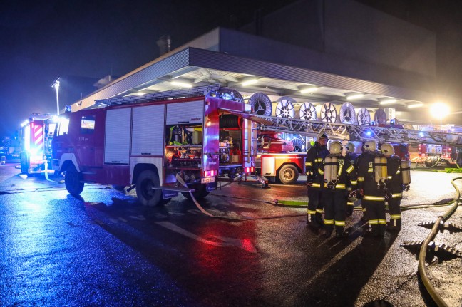 Sieben Feuerwehren bei Brand in einem Unternehmen in Eferding im Einsatz