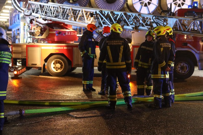 Sieben Feuerwehren bei Brand in einem Unternehmen in Eferding im Einsatz