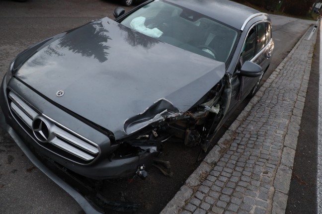 Drei Verletzte bei schwerem Verkehrsunfall auf Salzkammergutstraße in Traunkirchen