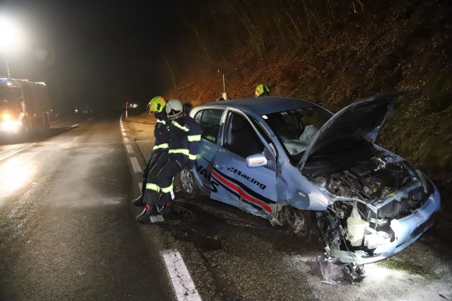 Fahrzeug bei Verkehrsunfall in Kirchschlag bei Linz überschlagen