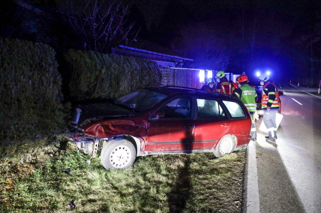 Auto bei Unfall in Thalheim bei Wels in Gartenhecke gelandet