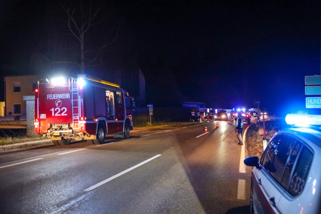 Auto bei Unfall in Thalheim bei Wels in Gartenhecke gelandet