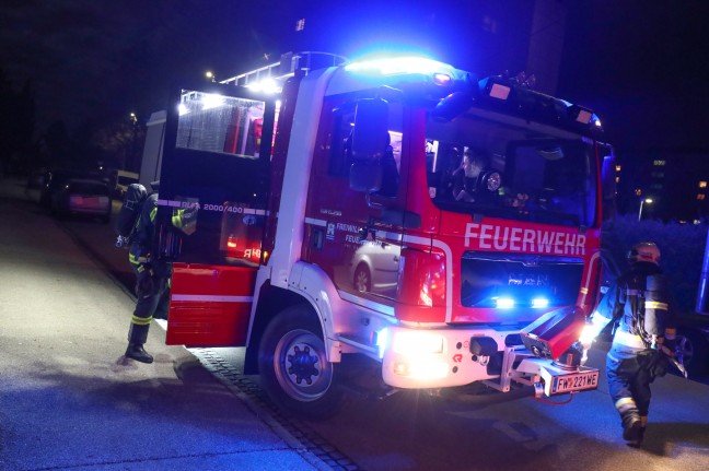 Adventkranzbrand: Ältere Dame eilt in ihrer Wohnung in Wels-Vogelweide mit Rollator zum Löschangriff