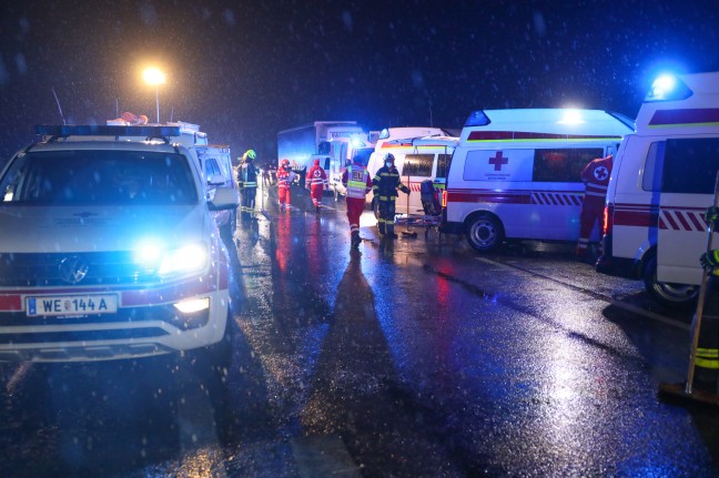 Fünf teils Schwerverletzte bei Unfall auf Innkreisautobahn in Aistersheim nach gefrierendem Regen