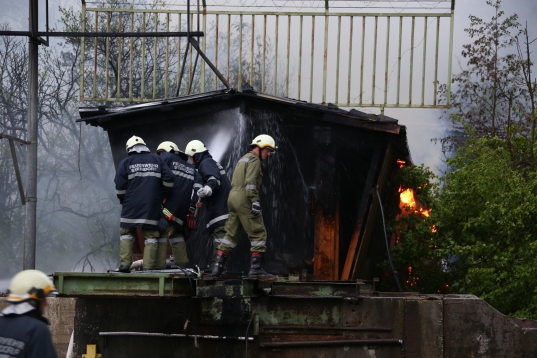 15 Feuerwehren bei Großbrand der ehemaligen Holzindustrie Lenzing im Einsatz