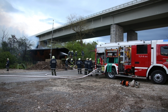 15 Feuerwehren bei Großbrand der ehemaligen Holzindustrie Lenzing im Einsatz