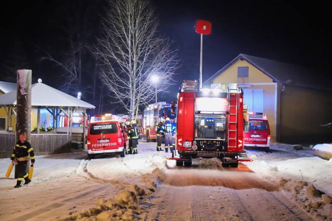 Fünf Feuerwehren bei Brand im Bereich des Dachstuhls eines Wohnhauses in Helfenberg im Einsatz