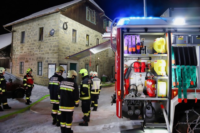 Fünf Feuerwehren bei Brand im Bereich des Dachstuhls eines Wohnhauses in Helfenberg im Einsatz
