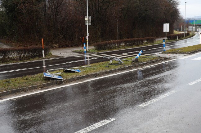 Alkolenker kracht bei Sattledt gegen Fahrbahnteiler auf Pyhrnpass Straße