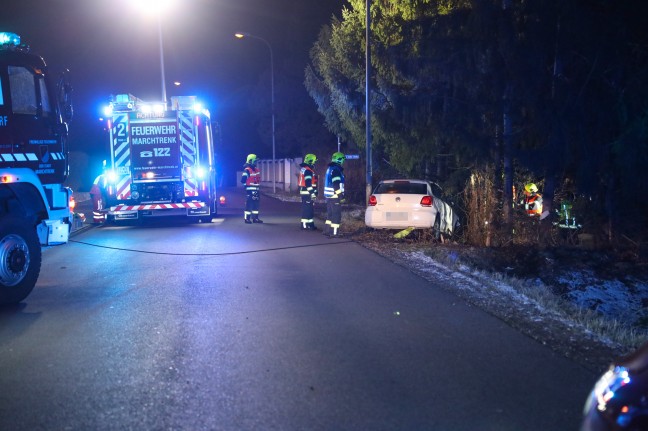 Auto bei Unfall in Marchtrenk in Baumgruppe eines Grundstückes gelandet