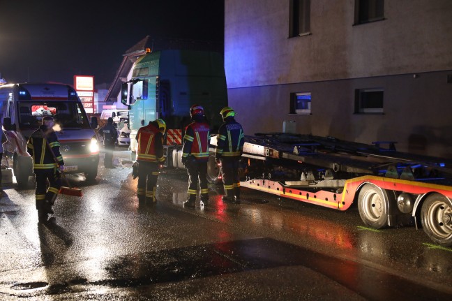 Tdlicher Kreuzungscrash zwischen PKW und LKW in Steinerkirchen an der Traun