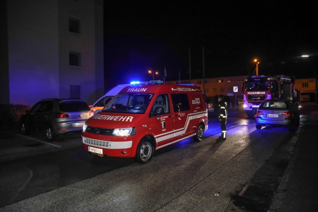 Personenrettung: Person in einer Wohnung in Traun nach Sturz hinter WC eingeklemmt