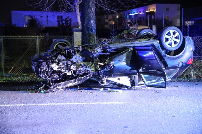 Autoüberschlag nach Anprall an Baum in Wels-Vogelweide