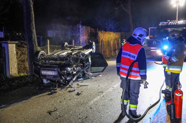 Autoberschlag nach Anprall an Baum in Wels-Vogelweide