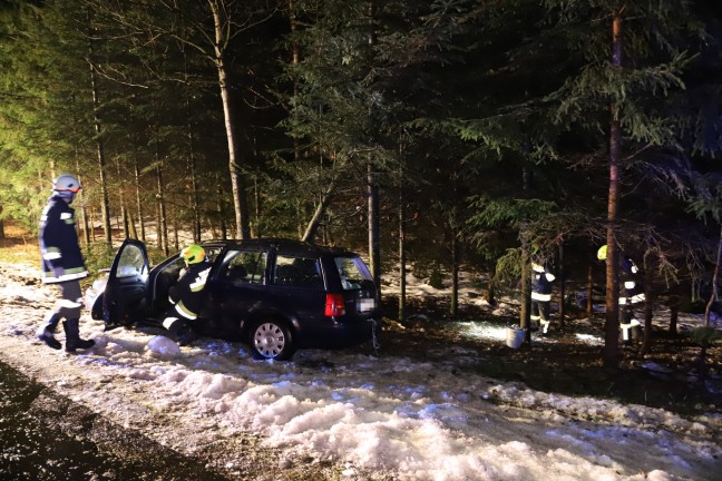 Fahrzeug bei Verkehrsunfall in St. Johann am Wimberg in Wald geschleudert