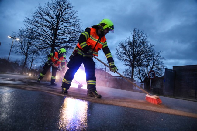 Einsatz der Feuerwehr bei Bindearbeiten von Öl auf der Fahrbahn in Marchtrenk