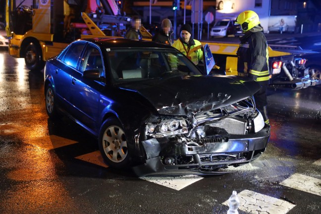 Schwerer Kreuzungscrash zwischen zwei PKW auf Kremstalstrae in Ansfelden