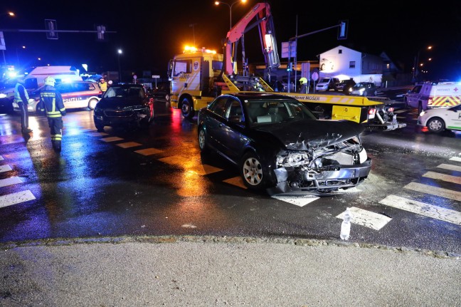 Schwerer Kreuzungscrash zwischen zwei PKW auf Kremstalstraße in Ansfelden