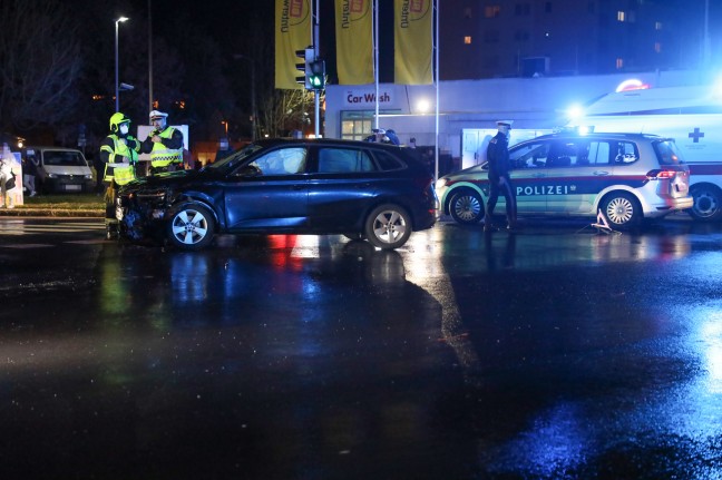 Schwerer Kreuzungscrash zwischen zwei PKW auf Kremstalstraße in Ansfelden