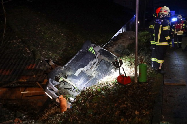 Auto nach berschlag in Thalheim bei Wels am Dach und auf dem Dach liegend zum Stillstand gekommen