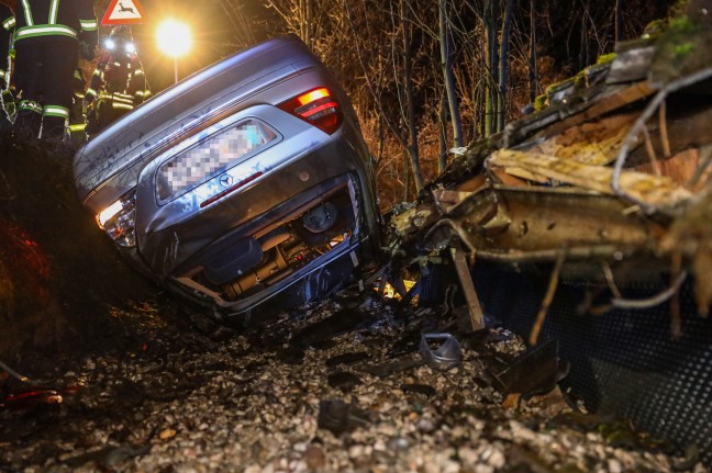 Auto nach berschlag in Thalheim bei Wels am Dach und auf dem Dach liegend zum Stillstand gekommen