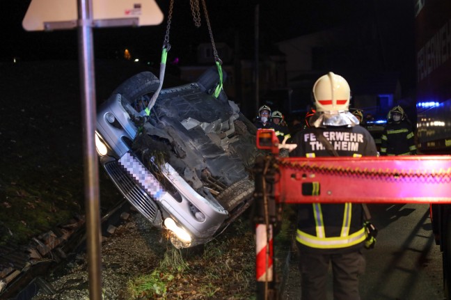 Auto nach Überschlag in Thalheim bei Wels am Dach und auf dem Dach liegend zum Stillstand gekommen