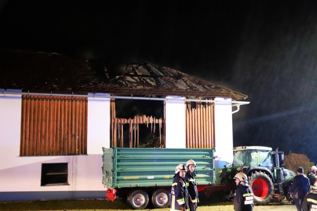 Acht Feuerwehren bei Brand eines Heulagers in Königswiesen im Einsatz
