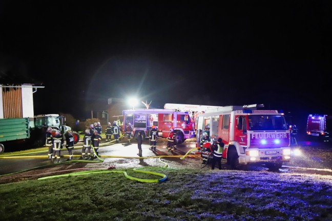 Acht Feuerwehren bei Brand eines Heulagers in Königswiesen im Einsatz