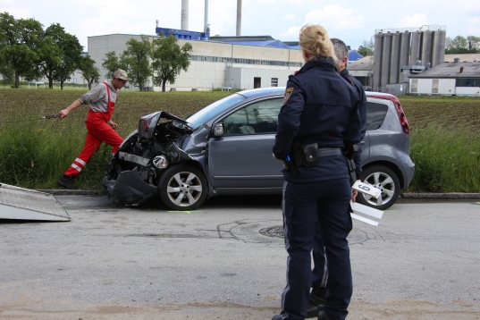 Schwerer Verkehrsunfall mit eingeklemmter Person in Kremsmünster