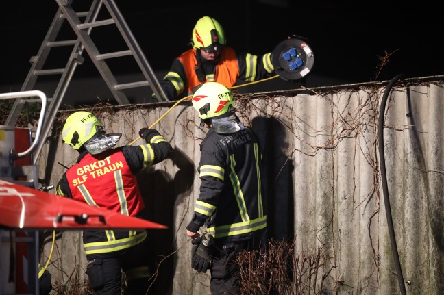 Zwei Feuerwehren bei Brand einer Terrasse in der Silvesternacht in Traun im Einsatz