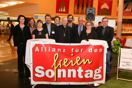 Podiumsdiskussion "Allianz für den freien Sonntag" mit Bischof Schwarz im Welas-Park