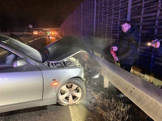 Auto auf Westautobahn bei Enns gegen Leitschiene gekracht