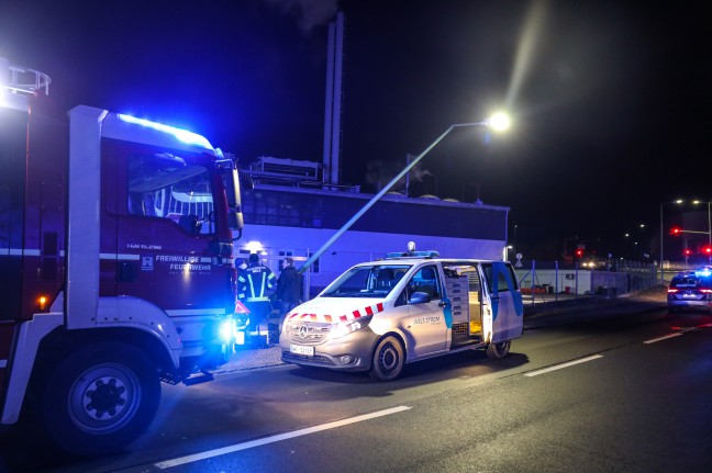 Straßenlaterne in Schräglage: Einsatz der Feuerwehr in Wels-Vogelweide