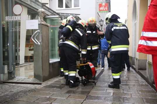 Feuerwehr bei Kellerbrand in der Welser Altstadt im Einsatz