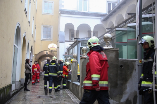 Feuerwehr bei Kellerbrand in der Welser Altstadt im Einsatz