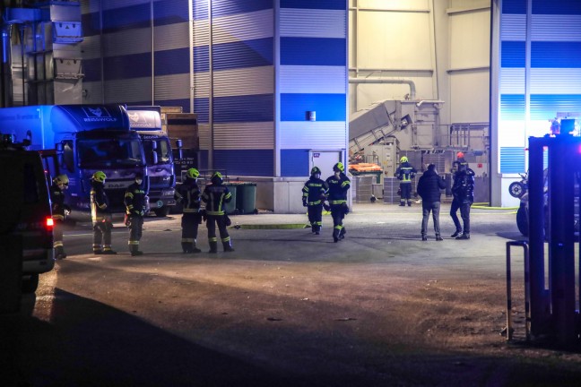 Drei Feuerwehren bei vermutetem Kleinbrand bei Unternehmen in Hörsching im Einsatz