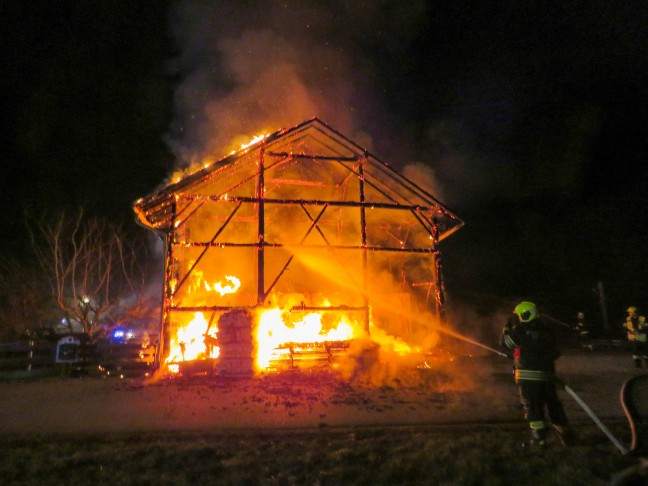 Acht Feuerwehren bei Brand eines Gebudes in Altheim im Einsatz