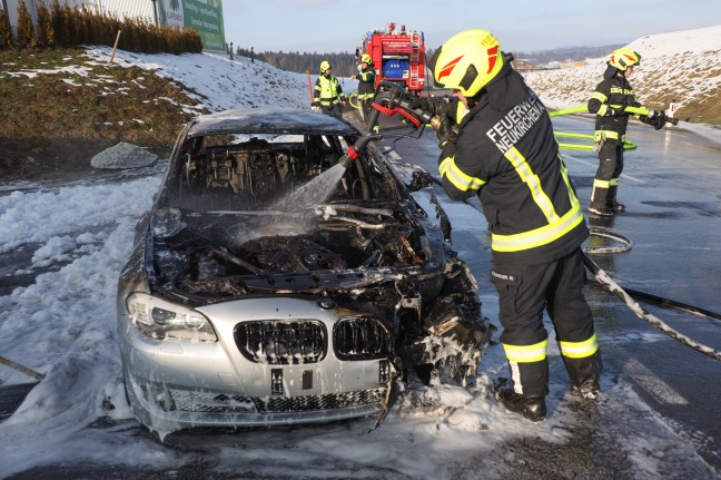 Auto in Neukirchen am Walde während Fahrt in Flammen aufgegangen