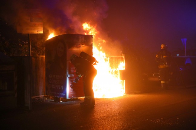 Feuerwehr bei Brand einer Altstoffsammelstelle in Wels-Neustadt im Einsatz
