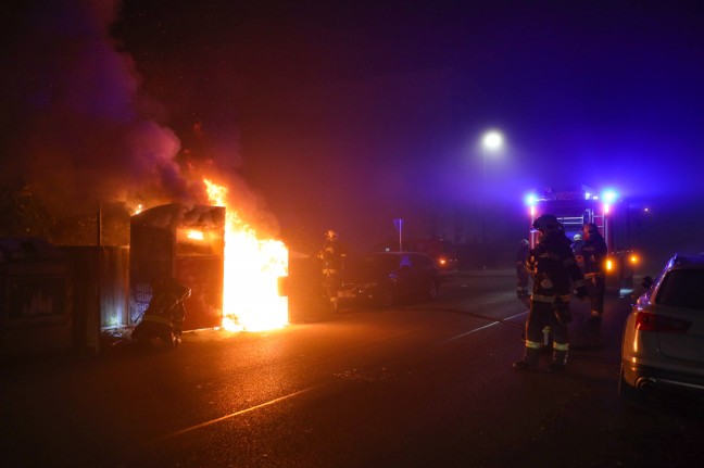 Feuerwehr bei Brand einer Altstoffsammelstelle in Wels-Neustadt im Einsatz