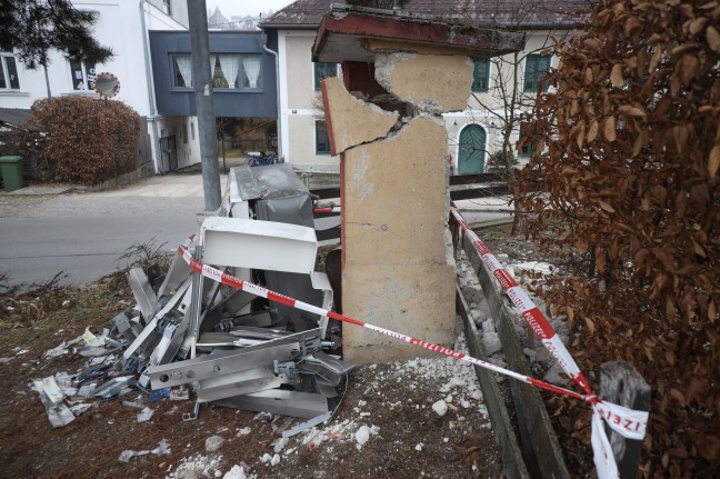 Heftige Detonation: Zigarettenautomat in Lambach von unbekannten Ttern gesprengt