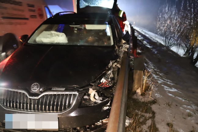 Schwere Kollision zwischen zwei Fahrzeugen in Helfenberg fordert drei Verletzte