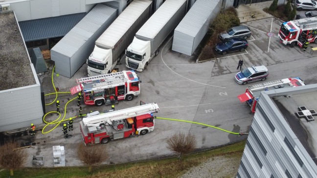 Drei Feuerwehren bei Brand bei einem Unternehmen in Kremsmünster im Einsatz