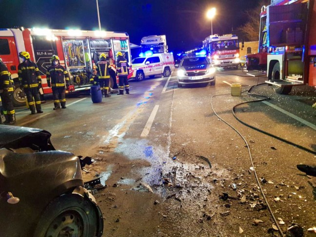 Schwerer Crash auf Lamprechtshausener Straße bei Moosdorf