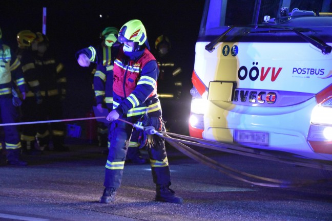 Erneute Bergung eines Linienbusses auf der Aschacher Strae bei Feldkirchen an der Donau