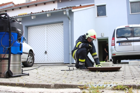 Feuerwehr bei Wasserschaden in Wels-Pernau im Einsatz