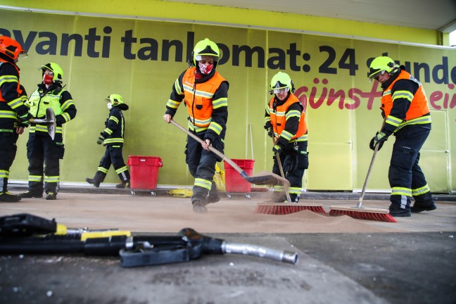 Missgeschick an Zapfsäule: Zapfhahn beim Wegfahren nach Tankvorgang in Marchtrenk abgerissen