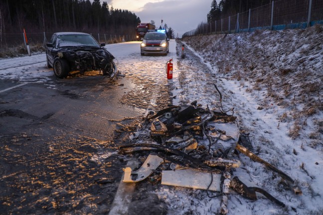 Schwerer Crash nach Schnee- und Graupelschauer auf Wiener Straße in Edt bei Lambach